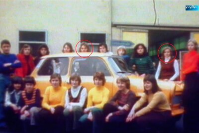 Wie viele Leute passen in einen Trabi: Diese Teilnehmer waren vor 45 Jahren dabei - Diese 17 Personen fanden vor 45 Jahren im Trabant 601 Platz. Eingekreist sind Alona Niklisch, mit einem weißen Pullover und braunem Westover bekleidet, und Eberhard Ley. 