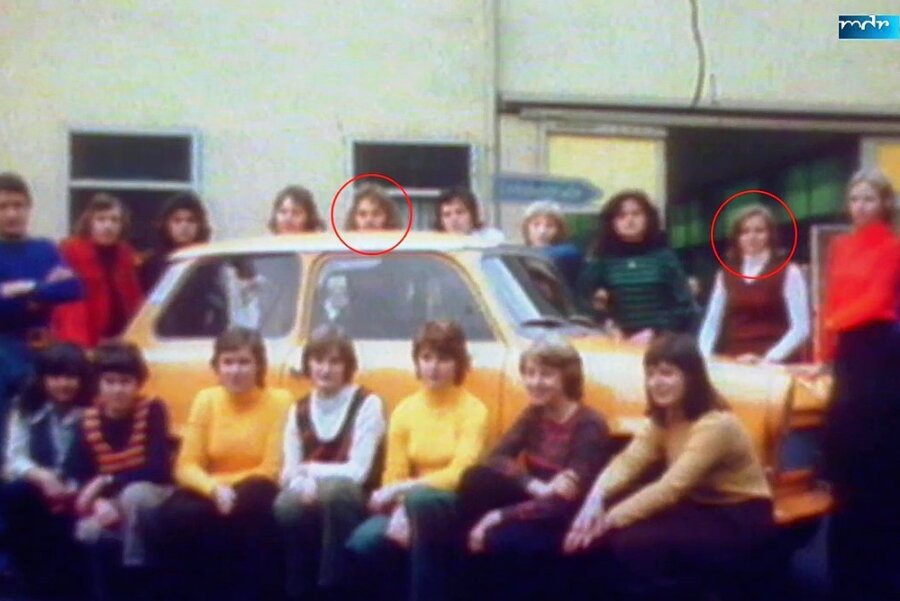 Wie viele Leute passen in einen Trabi: Diese Teilnehmer waren vor 45 Jahren dabei - Diese 17 Personen fanden vor 45 Jahren im Trabant 601 Platz. Eingekreist sind Alona Niklisch, mit einem weißen Pullover und braunem Westover bekleidet, und Eberhard Ley. 