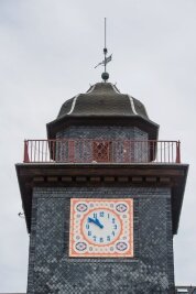 Wie vor 110 Jahren: Turmuhr erhält originales Aussehen zurück - Die Turmuhr der Adorfer Schule hat ihr ursprüngliches Aussehen zurückbekommen.