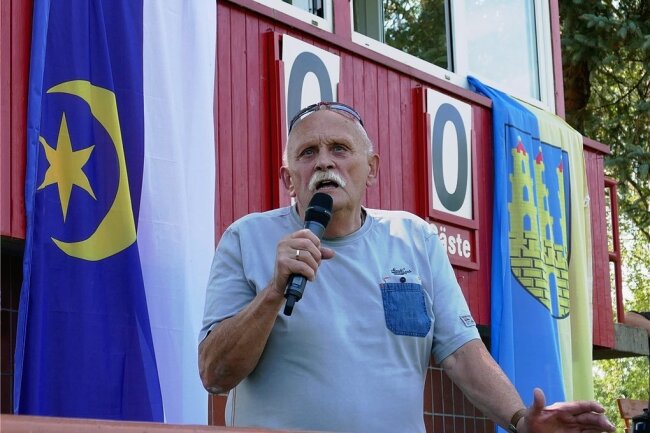 Vor den Flaggen beider Partnerstädte hält Zschopaus stellvertretender Oberbürgermeister Jürgen Hetzner, der schon seit 50 Jahren Kontakte nach Louny pflegt, eine Rede. Anlass war das Freundschaftsspiel zwischen den Kreisliga-Fußballern des FSV Zschopau/Krumhermersdorf und dem tschechischen Viertligisten FK Seko Louny. 