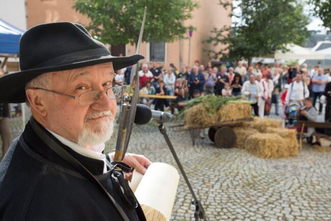 Wie vor 500 Jahren: Annaberg für ein Wochenende wieder Töpferstadt - Der Nachtwächter Rainer Eckel ließ es sich nicht entgehen zur Eröffnung des Töpferfestes einige Verse vorzutragen.