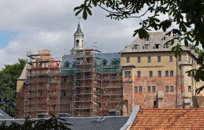 Wie vor 500 Jahren: Schloss zieren Staffelgiebel - Noch stehen Baugerüste am Schloss Lichtenstein. Doch inzwischen sind erste Ergebnisse der Restauration und Rekonstruktion weithin sichtbar.
