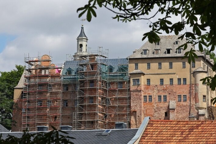 Wie vor 500 Jahren: Schloss zieren Staffelgiebel - Noch stehen Baugerüste am Schloss Lichtenstein. Doch inzwischen sind erste Ergebnisse der Restauration und Rekonstruktion weithin sichtbar.