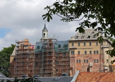 Wie vor 500 Jahren: Staffelgiebel zieren Schloss - Noch stehen Baugerüste am Schloss Lichtenstein. Doch inzwischen sind erste Ergebnisse der Restauration und Rekonstruktion weithin sichtbar.