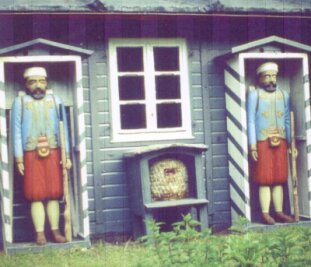 Wie Vorfahren Honigdiebe abschreckten - Zuavenwache im Saupersdorfer Steinbruch Ende der 1950er-Jahre (linkes Foto). Heute sind die Figuren im Landwirtschaftsmuseum Schloss Blankenhain ausgestellt (hinter Glas, rechts). 