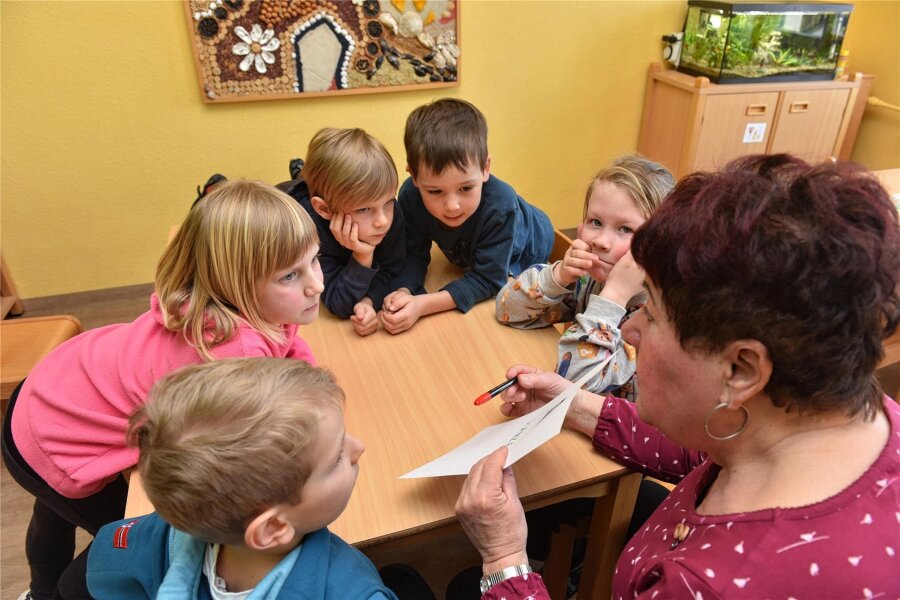 Wie Vorschulkinder in Braunsdorf von Omi Regina lernen - Regina Wolf besucht alle 14 Tage die Vorschulkinder der Kita „Rappelkiste“ in Braunsdorf. Johannes, Letizia, Ilai, Jannik und Hans (v. l.) hören ihr gespannt zu.
