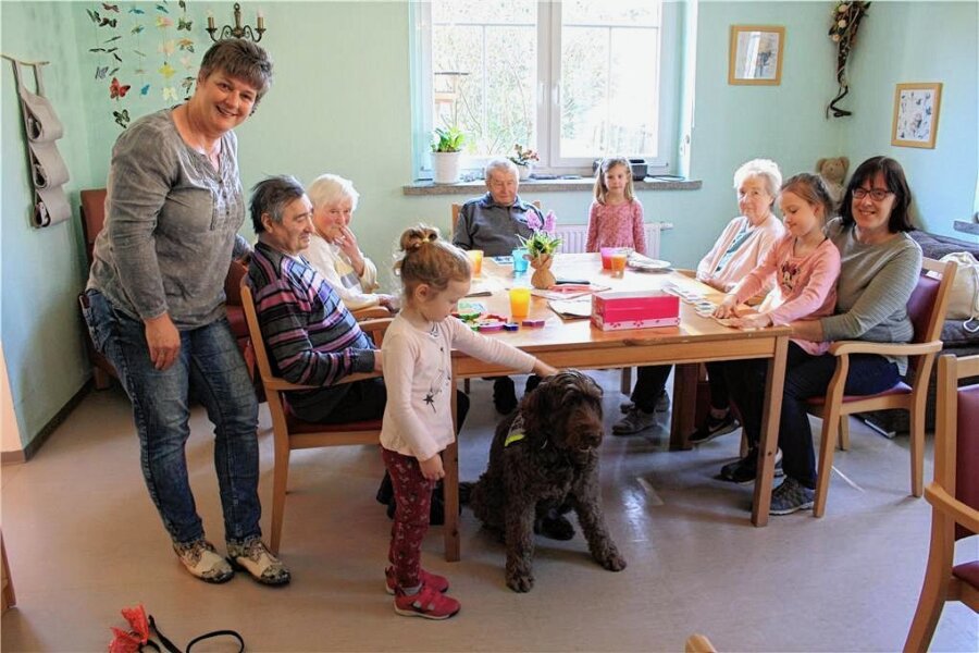 Wie Wasserhund Bruce in Mannichswalde mehreren Generationen helfen soll - Kita-Leiterin Heike Schlegel (li.) freut sich über das Projekt. Vorschulkind Frieda streichelt derweil Hund Bruce. 