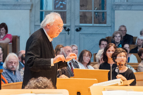 Wie Weihnachten: Musikfestspiele Dresden enden mit Rekordumsatz - und wundervollem Bach! - Dirigent Philippe Herreweghe mit dem Collegium Vocale Gent in der Dresdner Frauenkirche.