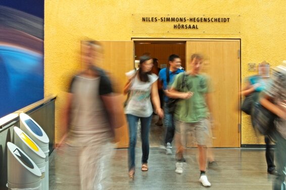 Ein Industrieunternehmen ist seit kurzem Namensgeber des zweitgrößten Hörsaals im Neubau der Technischen Universität Chemnitz. Die Benennung ist nicht unumstritten. 
