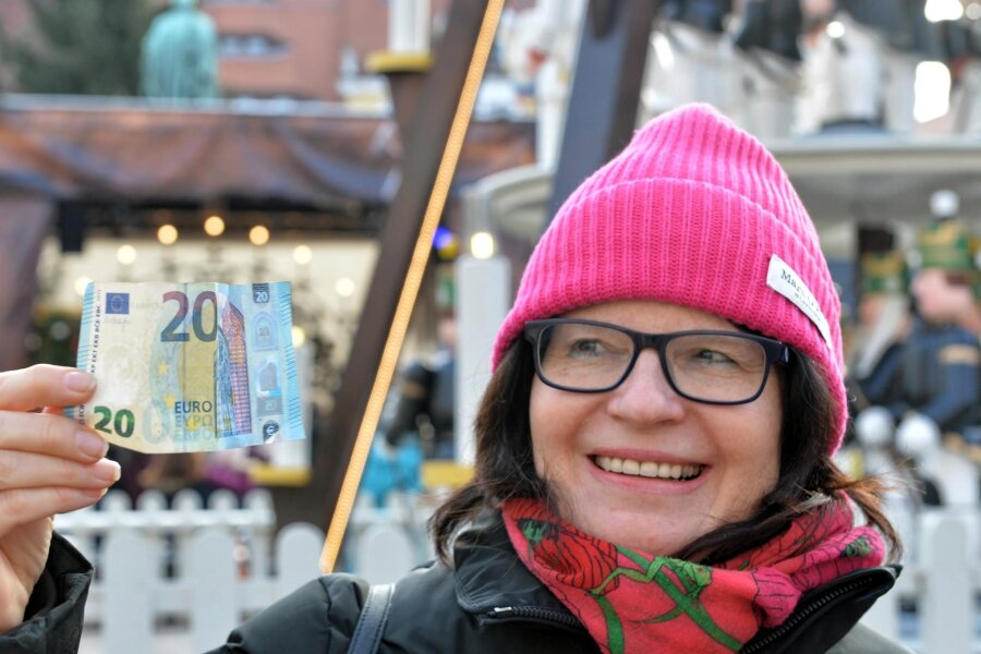 Wie weit man mit 20 Euro auf dem Christmarkt in Freiberg kommt - Reporterin Heike Hubricht beim 20-Euro-Test auf dem Christmarkt in Freiberg.