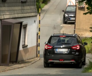 Wie weiter mit dem Louis-Riedel-Weg? - Nicht immer passen zwei Autos im Louis-Riedel-Weg in Gelenau aneinander vorbei. Grundstücke verhindern jedoch einen Ausbau. 