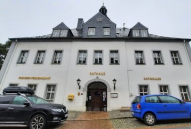 Wie weiter mit dem nie fertig sanierten Schlettauer Rathaus? - Das Rathaus in Schlettau beschäftigt die Stadträte. 
