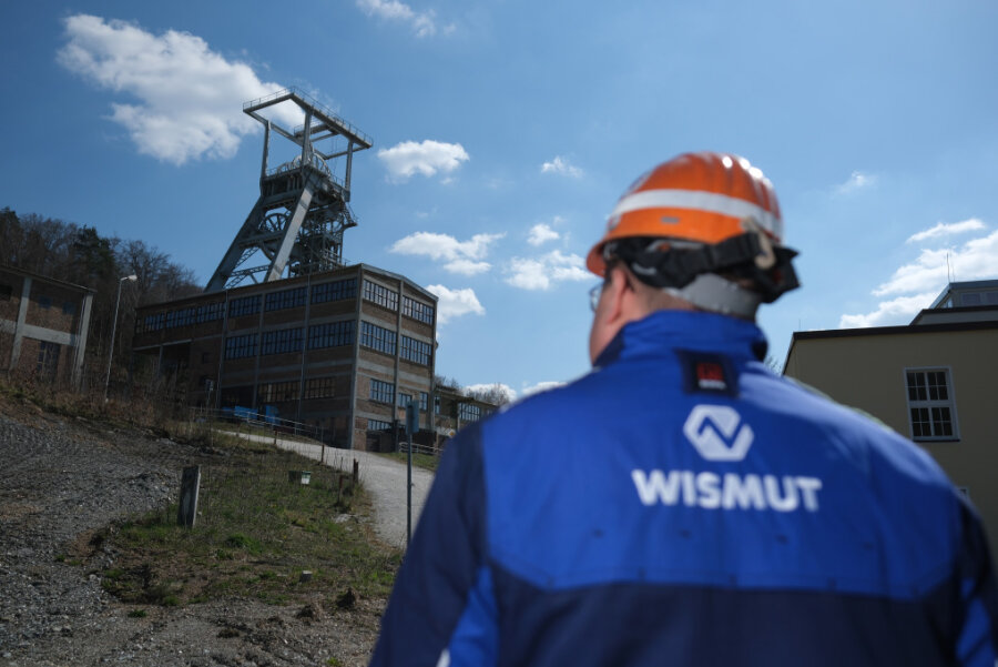 Ein Mitarbeiter der Wismut GmbH steht am Schacht 371 des früheren Wismut-Bergbaus in Bad Schlema. Die Wismut-Stiftung hat die Aufgabe, das Erbe der Bergbauepoche im Erzgebirge zu bewahren.