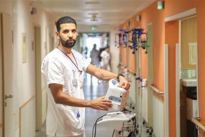 Wie wichtig Ausländer für den Chemnitzer Arbeitsmarkt sind - Mohamed Amine Riahi hat nach dem Abitur in Tunesien drei Jahre Pflegewissenschaften studiert. Nach einem Anerkennungslehrgang arbeitet er als Krankenpfleger am Klinikum Chemnitz.