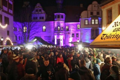 Wie wird der Glauchauer Weihnachtmarkt 2021 aussehen? - Ein Bild aus der Zeit vor der Pandemie: Auf dem Weg zum Schloss und im Schlosshof waren Menschenmassen unterwegs.