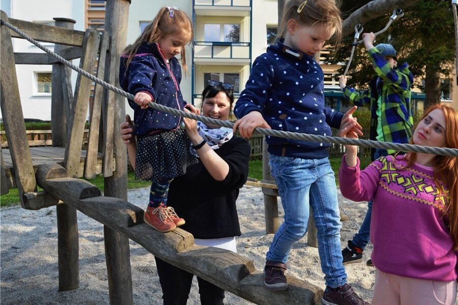 Wie Zschopau Kriegsflüchtlingen hilft - Claudia Auerswald und Yana (rechts) mit ihren Kindern auf einem Zschopauer Spielplatz. Die Jüngsten haben beim gemeinsamen Spielen keine Berührungsängste. 