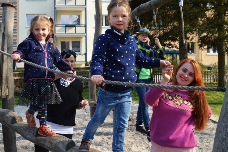 Claudia Auerswald und Yana (rechts) mit ihren Kindern auf einem Zschopauer Spielplatz. Die Jüngsten haben beim gemeinsamen Spielen keine Berührungsängste. 
