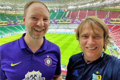Wie zwei Sachsen die WM in Katar verfolgten - FCE-Fan Marcel Rockstroh und Frank Götze vor der Partie Frankreich - Polen in dem Stadion, in dem auch das Finale gespielt wurde. 