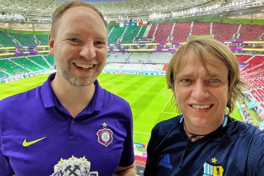 Wie zwei Sachsen die WM in Katar verfolgten - FCE-Fan Marcel Rockstroh und Frank Götze vor der Partie Frankreich - Polen in dem Stadion, in dem auch das Finale gespielt wurde. 