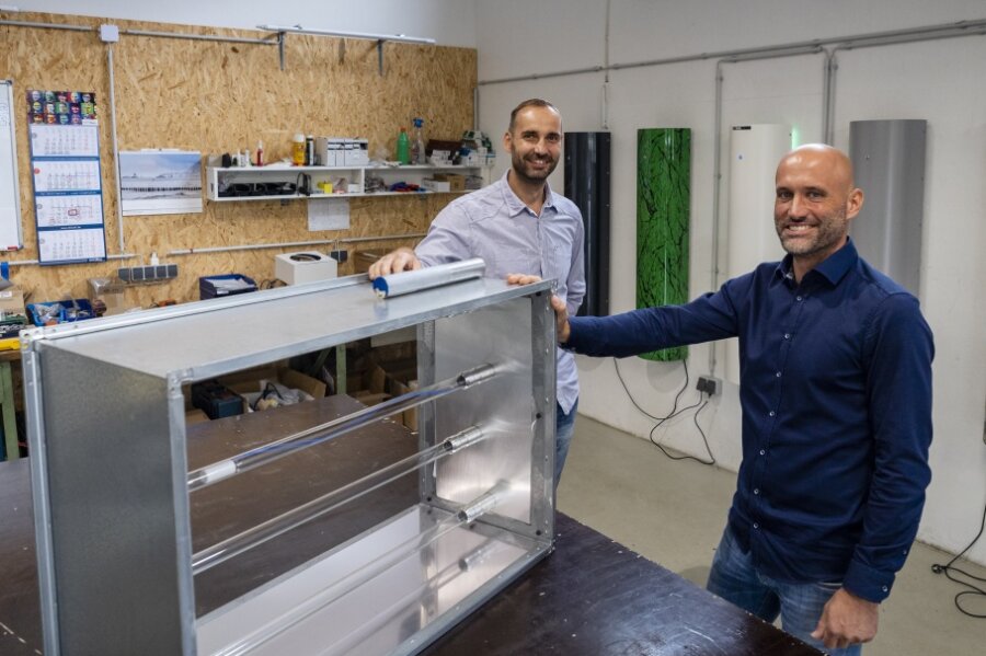 Rico Schwarzbach (links) und Thomas Berlin stellen in ihrer Firma TBRS UV-Systeme Luftfilter her, die die Raumluft mit UV-C-Strahlung entkeimen. Diese ist auch gegen das SARS-CoV-2-Virus wirksam. Im Hintergrund sind einige Modelle mit unterschiedlichen Schutzhauben zu sehen.