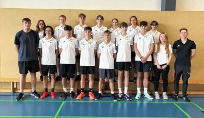 Wie Zwickau junge Leute für die Trainer-Laufbahn fit macht - Max Plänitz (rechts) leitet in diesem Jahr zum zweiten Mal die Ausbildung zum DFB-Junior-Coach am Käthe-Kollwitz-Gymnasium. 