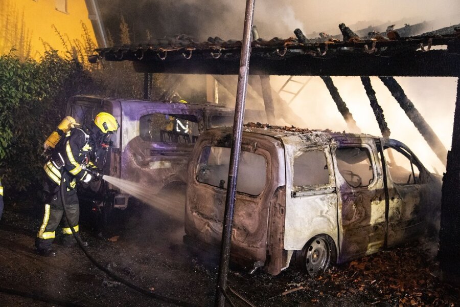 Wieder Brandstiftungen in Bernsbach: Carport steht in Flammen - 