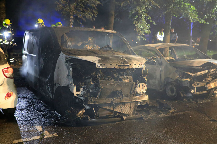 Wieder brennen in Chemnitz Autos - An der Liddy-Ebersberger-Straße in Gablenz brannten in der Nacht zu Donnerstag fünf Autos aus.
