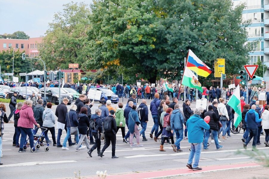 Wieder demonstrieren mehrere Tausend in Chemnitz - Tausende gingen am Montag in Chemnitz wieder auf die Straße. Die Teilnehmerzahl bewegte sich in etwa auf dem Niveau der Vorwoche. Dieses Mal endete der Protest nicht am Schillerplatz, von wo es er gestartet war, sondern auf der Brückenstraße vor dem Marx-Monument. 