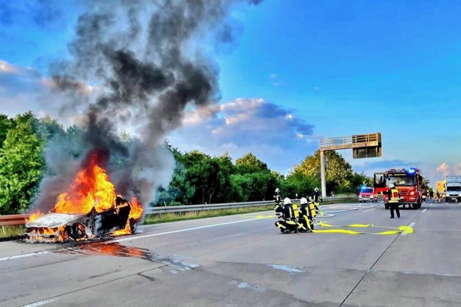 Wieder die A 4 bei Hainichen: Brennender BMW sorgt für Vollsperrung - Beim Eintreffen der Feuerwehr am Mittwoch kurz nach 20 Uhr brannte das Auto in voller Ausdehnung.