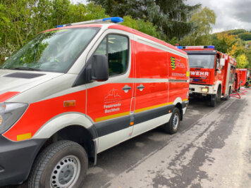 Wieder Einsatz wegen Buttersäure in Ehrenfriedersdorf - Bereits am Freitag war die Feuerwehr an der B 95 zum betroffenen Lkw ausgerückt. 