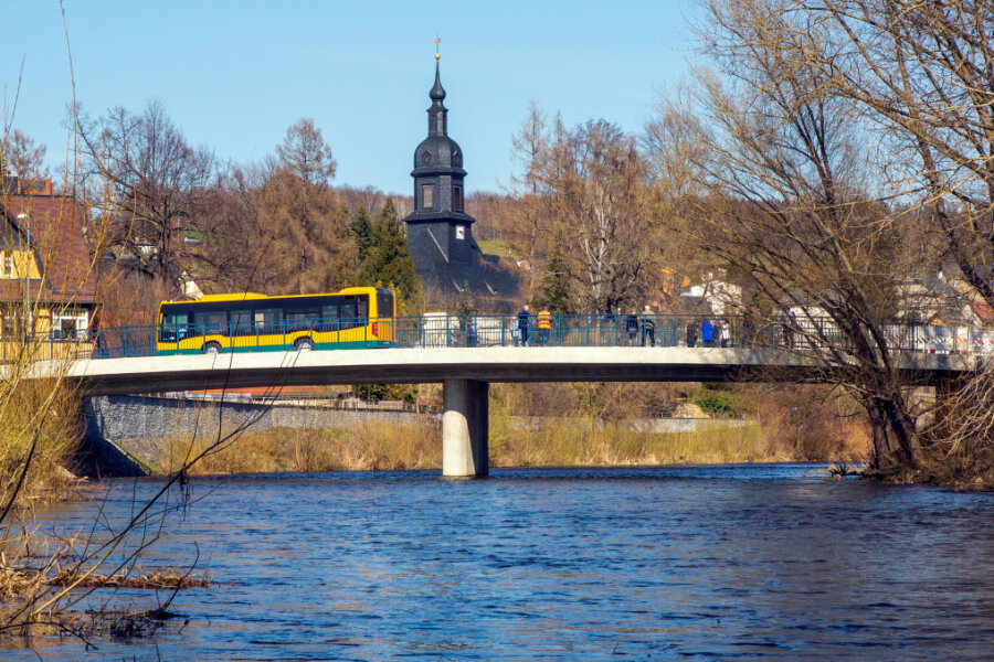Wieder freie Fahrt auf der Kirchenbrücke Flöha - Dei Brücke zur Freigabe am 31. März 2021...