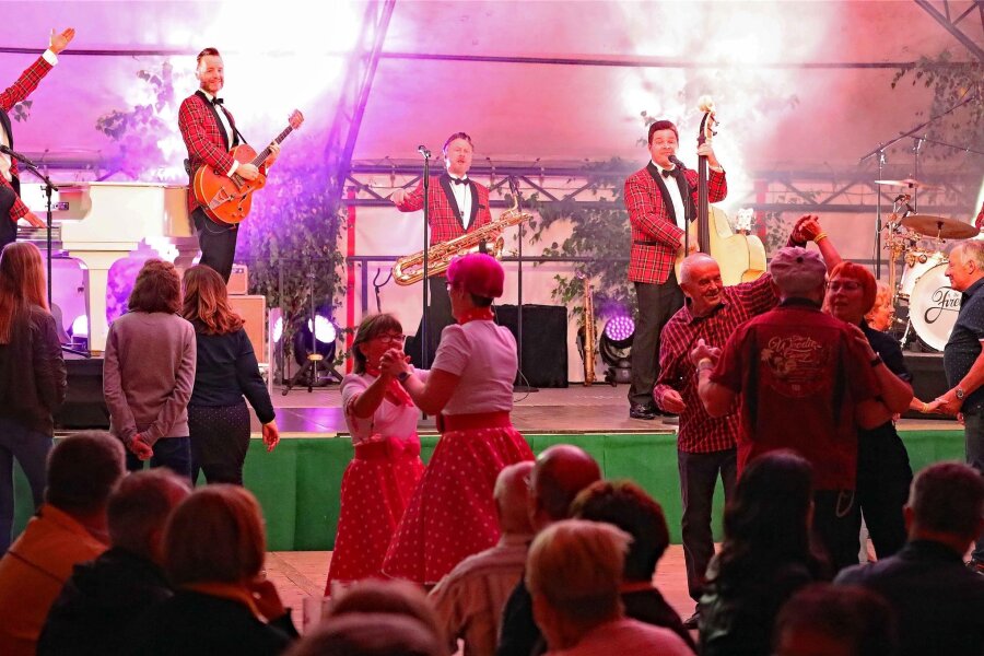 Wieder große Party zum Jubiläums-Schützenfest in Niederalbertsdorf - Vor zwei Jahren sorgten „The Firebirds“ im Festzelt für Stimmung. Auch diesmal wurden Partybands eingeladen.