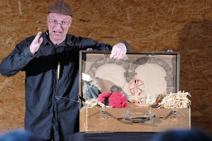 Frank Hirrich vom Figurentheater Ernst Heiter aus dem mecklenburgischen Peenehagen gehört zu den Künstlern, die im März gern an Schulen im mittleren Erzgebirge auftreten würden. 