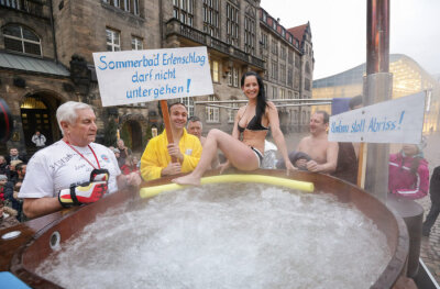 Wieder Hoffnung für Erhalt des Erfenschlager Bades - Am Montag demonstrierten rund 100 Menschen für den Erhalt des Sommerbades.