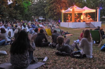 Wieder mehr Besucher bei Parksommer in Chemnitz erlaubt - Wenn es Abend wird in Chemnitz, gehört der Stadthallenpark seit fünf Jahren jeden Sommer für vier Wochen der Kleinkunst. Zu den beliebtesten Veranstaltungen des Festivals Parksommer gehören die Poetry-Slam-Abende - auch in diesem Jahr jeweils freitags.
