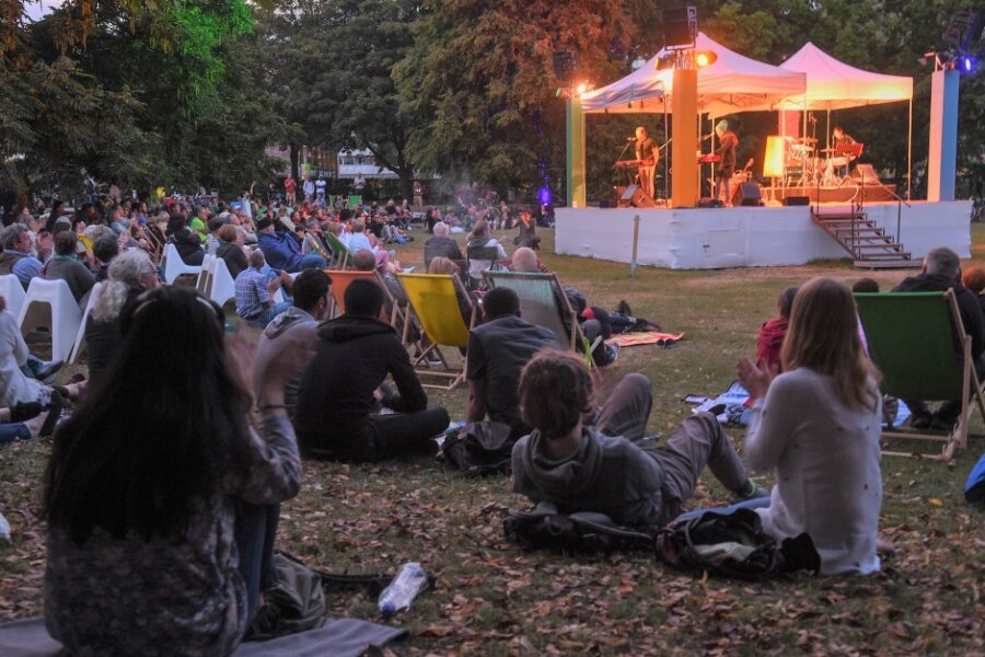 Wieder mehr Besucher bei Parksommer in Chemnitz erlaubt - Wenn es Abend wird in Chemnitz, gehört der Stadthallenpark seit fünf Jahren jeden Sommer für vier Wochen der Kleinkunst. Zu den beliebtesten Veranstaltungen des Festivals Parksommer gehören die Poetry-Slam-Abende - auch in diesem Jahr jeweils freitags.