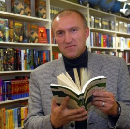 "Wieder mehr Leute zum Lesen bringen" - 
              <p class="artikelinhalt">Buchhändler Jan Lässig aus Mittweida liest derzeit "Träum weiter!" von Stefan Rehberger. </p>
            