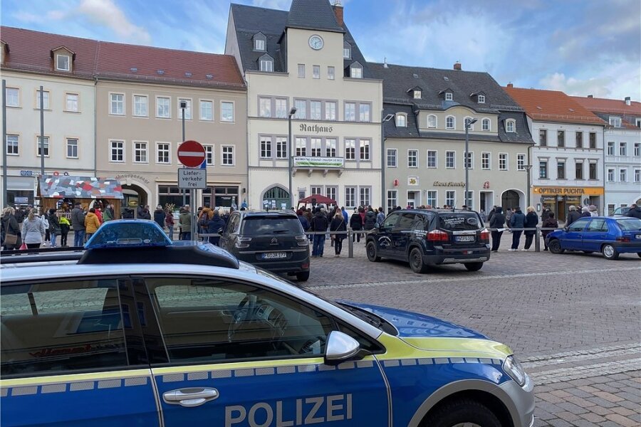 Bewacht von einem großen Polizeiaufgebot ging am Mittwoch auf dem Frankenberger Markt erneut eine Mutmach-Kundgebung über die Bühne.