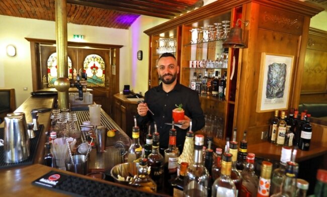 Wieder Party im "Drei Schwanen" - Barkeeper Suad Muaremi beim Cocktailmixen: Die Bar soll nach der Coronapause nun kommende Woche wieder öffnen.