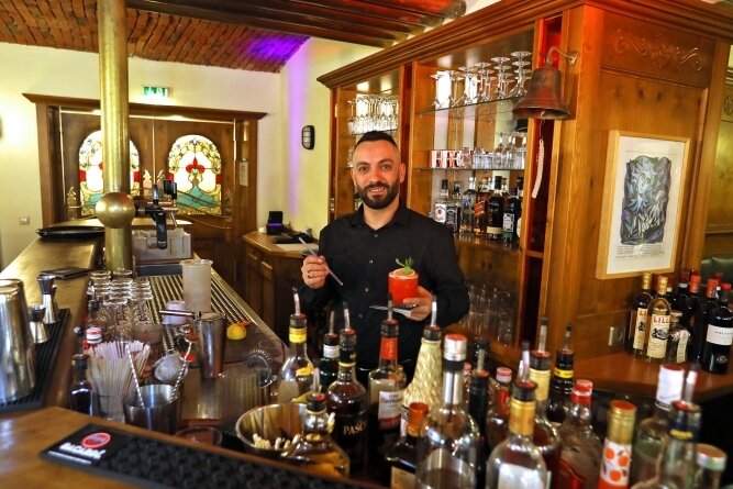 Barkeeper Suad Muaremi beim Cocktailmixen: Die Bar soll nach der Coronapause nun kommende Woche wieder öffnen.