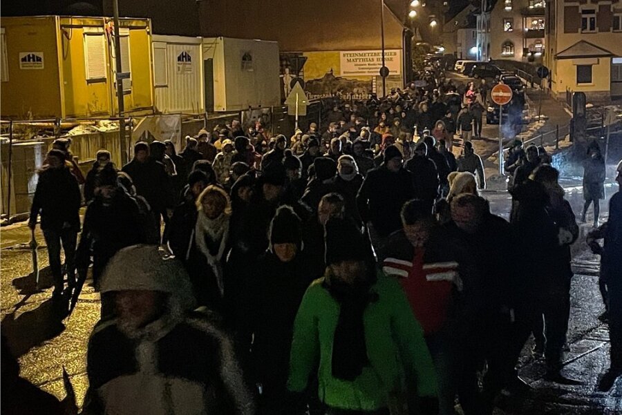 Zahlreiche Menschen liefen am Montagabend durch das Schneeberger Zentrum. Die Polizei schätzt, dass es mehr als 400 waren.