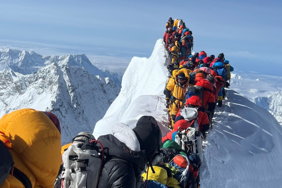 Wieder Stau in der Todeszone des Mount Everest - Bergsteiger und Bergführer stehen am 21. Mai zwischen dem Südgipfel und der Hillary-Stufe des Mount Everest im Stau.