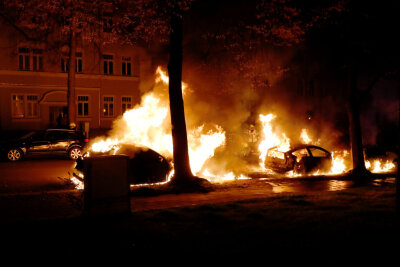 Wieder stehen in Chemnitz Autos in Flammen - Polizei sucht Zeugen - 