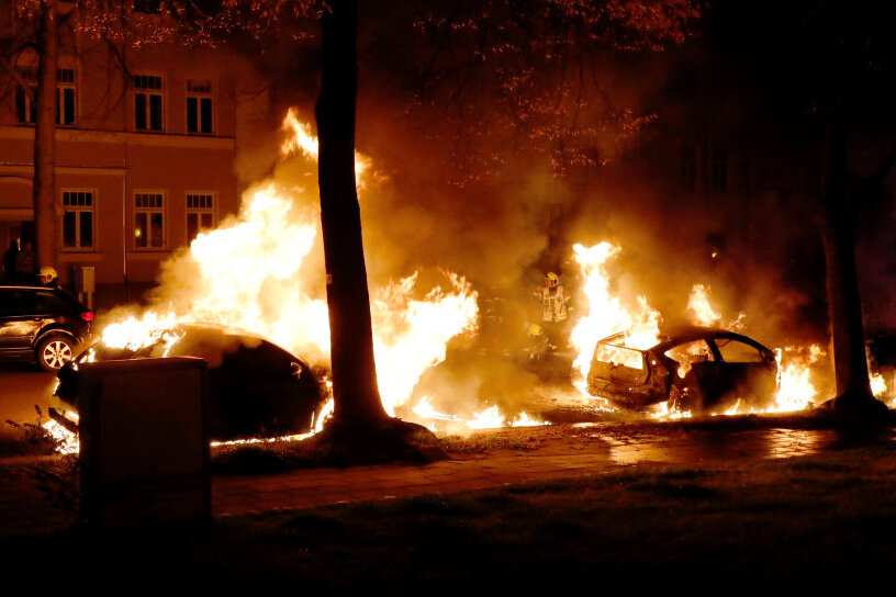 Wieder stehen in Chemnitz Autos in Flammen - Polizei sucht Zeugen - 