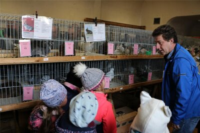 Wieder Taubenmarkt in Mühltroff am Rosenmontag - Auch viele Kinder nutzen alljährlich den Taubenmarkt, um sich die Tiere anzusehen. Maik Lorenz steht ihnen Rede und Antwort.