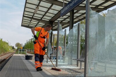 Wieder Vandalismus in Auerbach: Glasscheiben an Bahnterminal zerstört - 