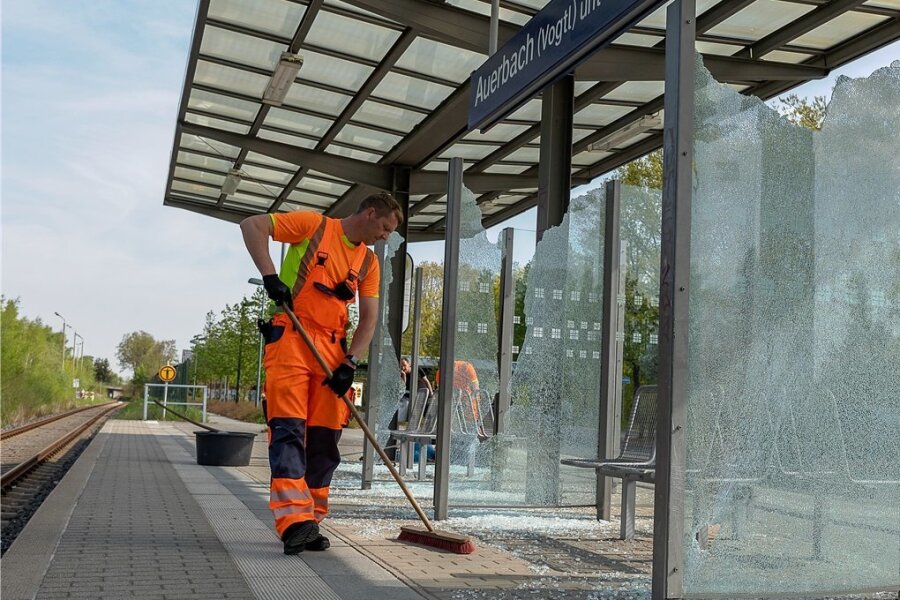Wieder Vandalismus in Auerbach: Glasscheiben an Bahnterminal zerstört 