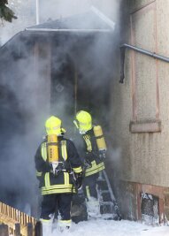 Wiederau: Familie erleidet Rauchvergiftung bei Wohnungsbrand - Wegen eines Hausbrandes in Wiederau (Landkreis Mittelsachsen) sind am Sonntag zwölf Menschen in Sicherheit gebracht worden.
