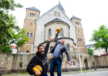Wiedererweckte alte Liebe soll vor der Kirche für Leben sorgen - Oberligaspieler Tobias Thoß und Pfarrer Andreas Vödisch (rechts) wollen an der Plauener Markuskirche einen Basketballplatz als Begegnungsstätte schaffen. 