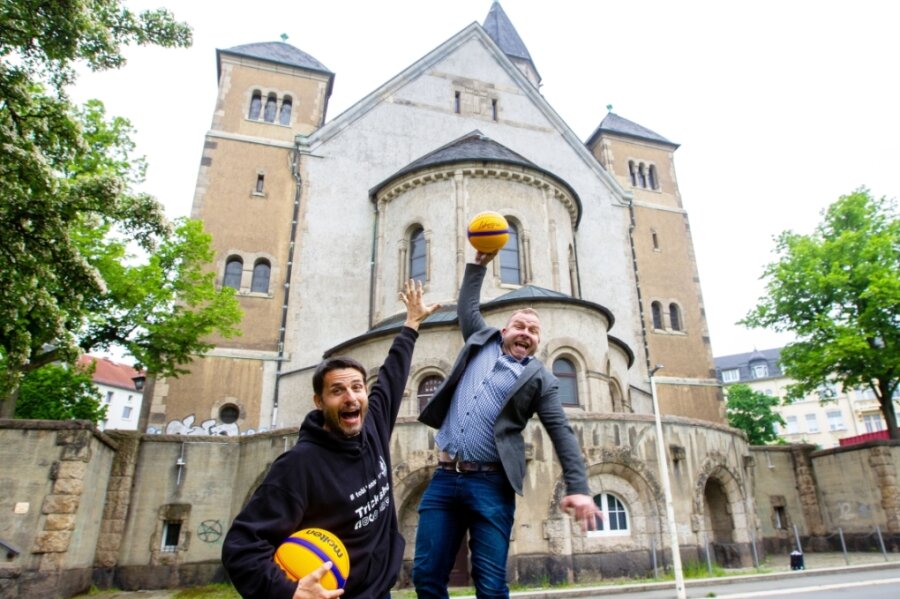Wiedererweckte alte Liebe soll vor der Kirche für Leben sorgen - Oberligaspieler Tobias Thoß und Pfarrer Andreas Vödisch (rechts) wollen an der Plauener Markuskirche einen Basketballplatz als Begegnungsstätte schaffen. 